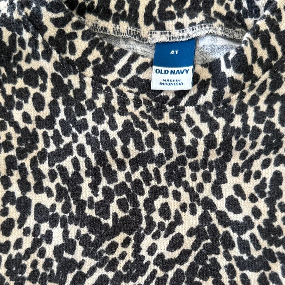 Super cute Old Navy Trendy Toddler Girls Leopard Print Skirt Set